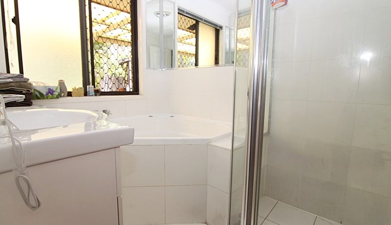 12 Clutha - bathroom
