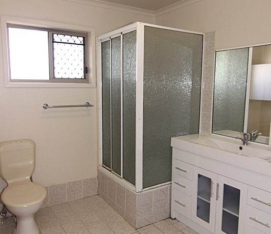 10-50 Martin - bathroom