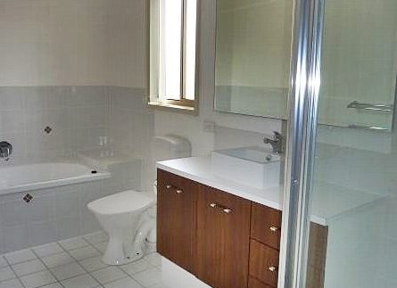 20-6 Tibbing - main bathroom