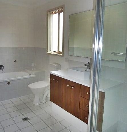 20-6 Tibbing - main bathroom